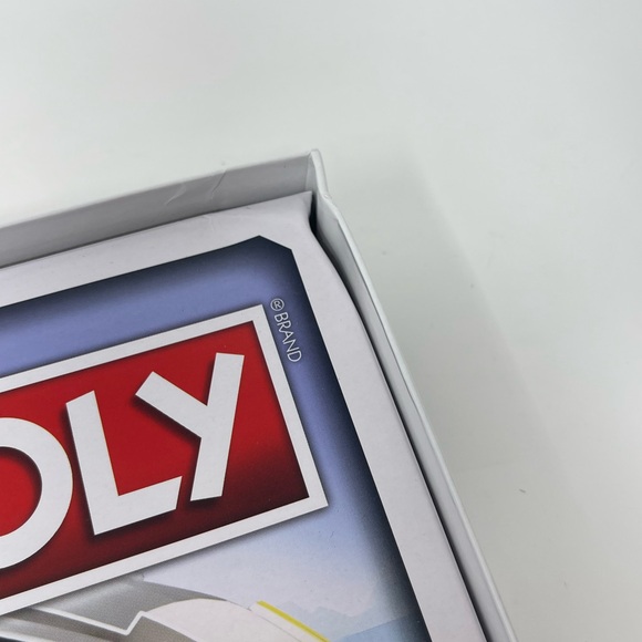 STAR WARS MONOPOLY: The Mandalorian - The Child Edition - Picture 8 of 14